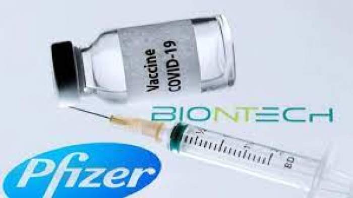 O sticlă de ser Pfizer și o injecție