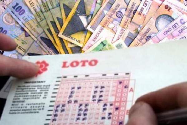 Bani și un om care bifează mai multe bilete Loto