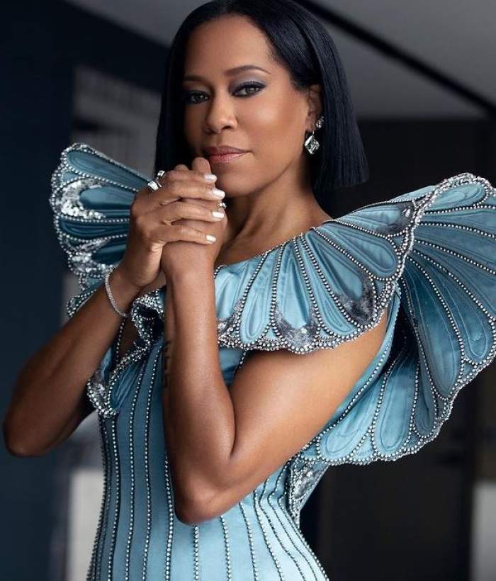 Regina King poartă rochia bleu de la Oscar 2021. 