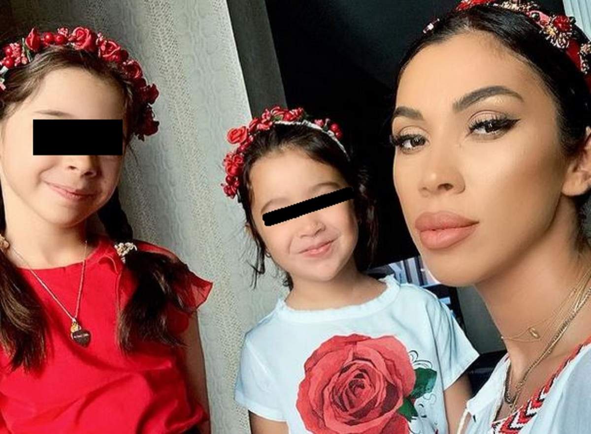 Raluca Pascu își face un selfie cu fiicele ei. Toate trei poartă pe cap coronițe cu flori roșii.