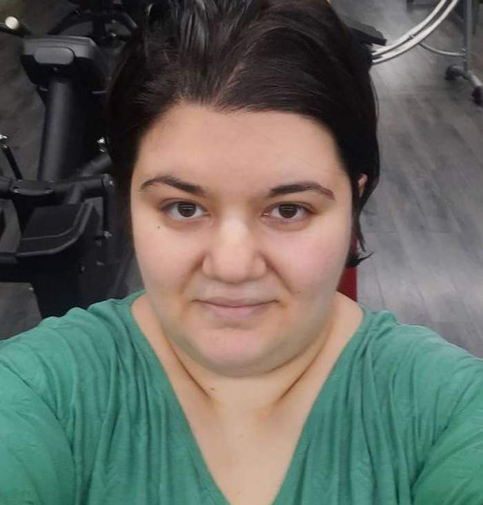 Claudia Radu își face un selfie. Fosta concurentă de la Chefi la cuțite poartă un tricou verde și are părul prins în coadă.