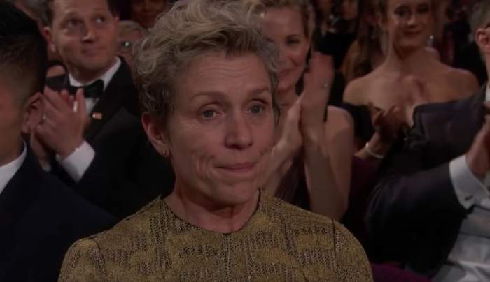Frances McDormand la premiile Oscar. Vedeta poartă o rochie aurie.