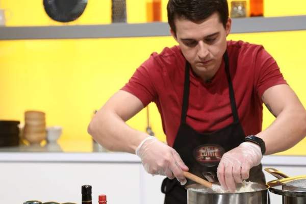 Cu cine se iubește Paul Vasile, tânărul care a luat Cuțitul de aur de la Sorin Bontea! Concurentul de la Chefi la cuțite, ipostază romantică alături de parteneră / FOTO