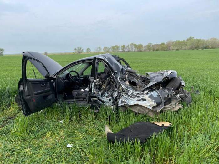 Mașina distrusă în accidentul din Prahova se află pe câmp. Aceasta e un morman de fiare.