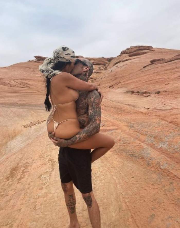 Kourtney Kardashian, ipostaze pasionale alături de noul iubit. Vedeta și Travis Barker au plecat în vacanță împreună / FOTO