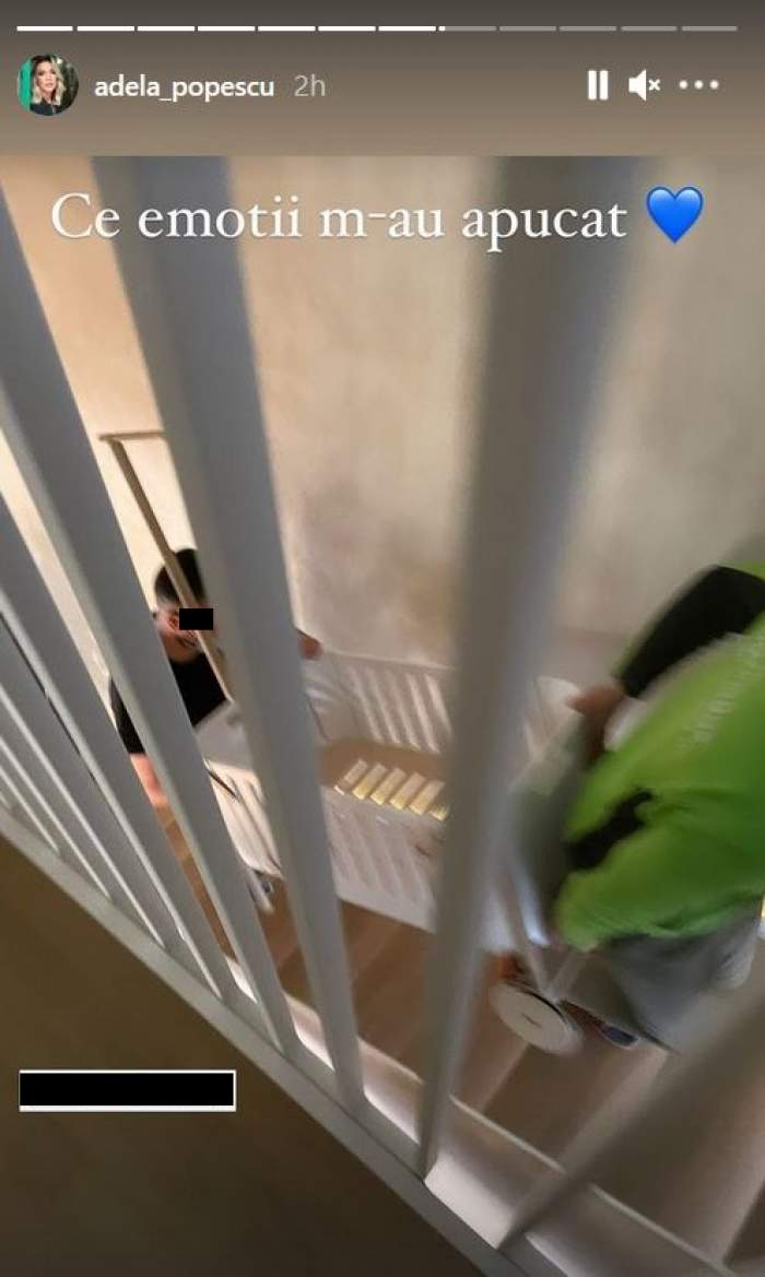 Muncitorii cară pe scări pătuțul fiului Adelei Popescu