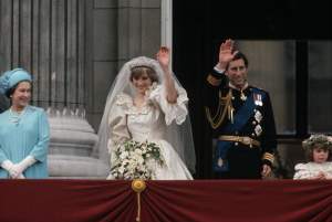 Ce se va întâmpla cu rochia de mireasă a Prințesei Diana, la 24 de ani de la moarta sa. Prinții Harry și William și-au dat acordul