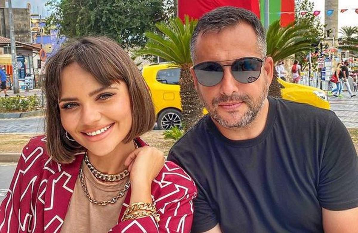 Cristina Șișcanu și Mădălin Ionescu sunt în Antalya. Ea poartă un tricou crem și un sacou roșu cu model alb, iar el un tricou negru și ochelari de soare.