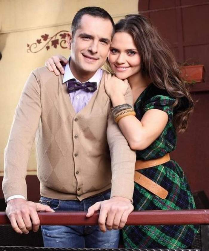 O imagine cu Cristina Șișcanu și Mădălin Ionescu de acum 11 ani. Ea poartă o rochie verde, în carouri, și-l ține în brațe, iar el blugi, cămașă albă și pulover crem. Amândoi zâmbesc.