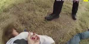 Doi polițiști au trântit la pâmânt o bătrână care suferea de demență. Oamenii legii s-au amuzat pe seama femeii / VIDEO