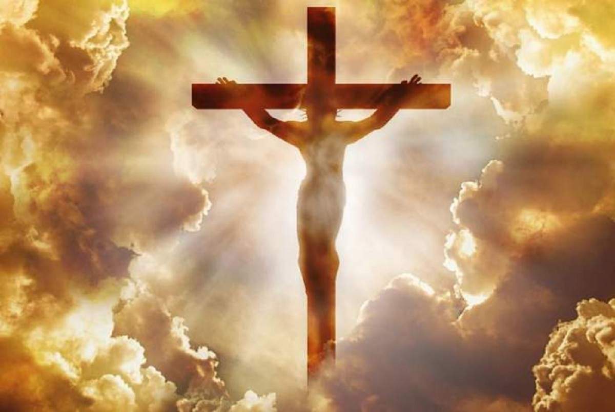 O fotografie simbol cu Iisus Hristos răstignit pe Cruce.