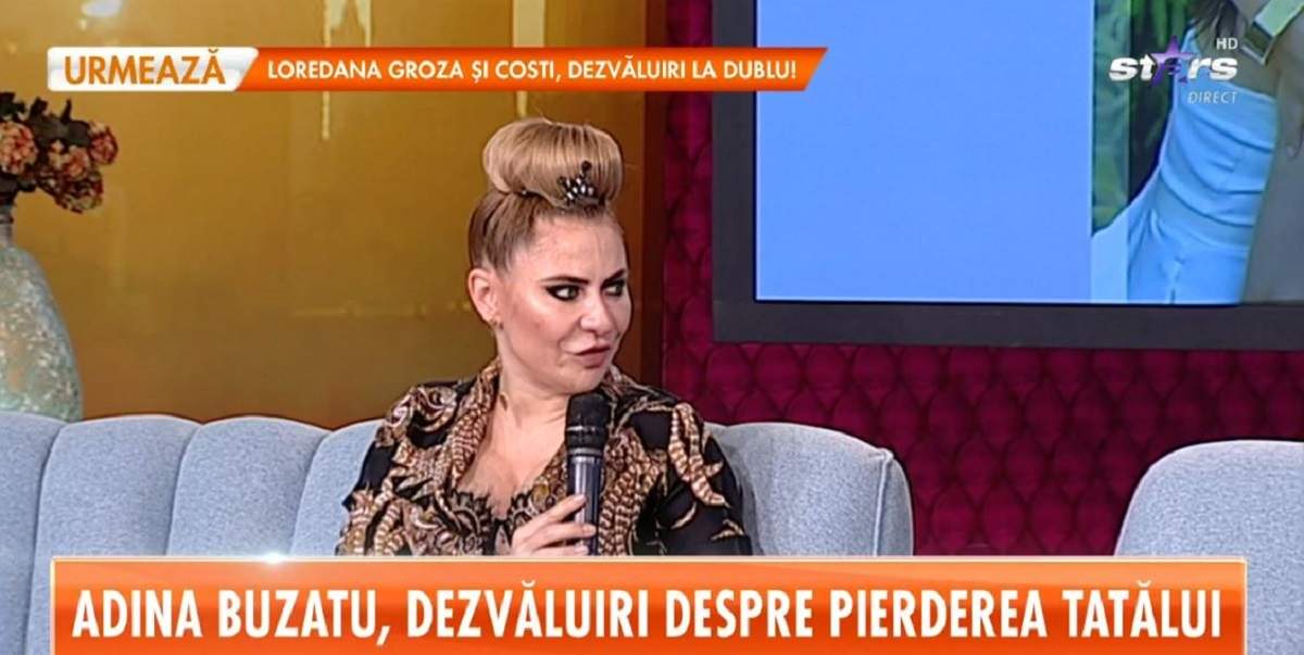 Adina Buzatu poartă o bluză neagră cu model auriu. Vedeta stă pe canapeaua gri de la „Star Matinal” și vorbește la microfon. Designerul are părul prins în coc.