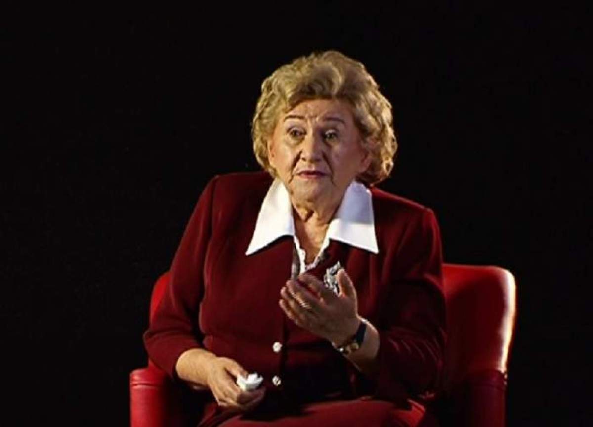 Gabi Luncă îmbrăcată în costum roșu, în perioada în care trăia, în timpul unui interviu.