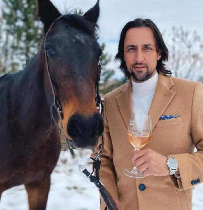 Denis Ștefan în costum maro, lângă un cal.