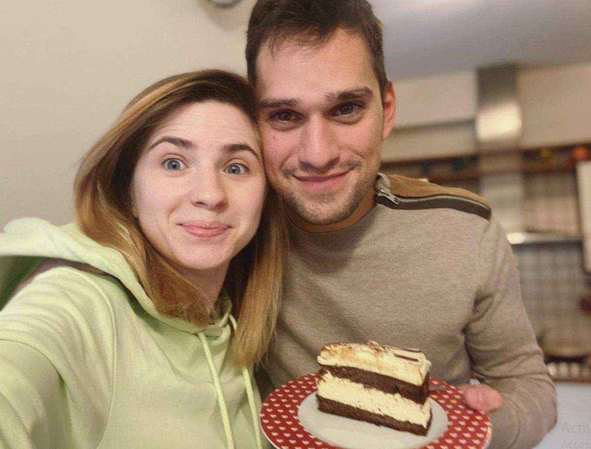 Cristina Ciobănașu si vlad gherman cu o felie de tort in mana