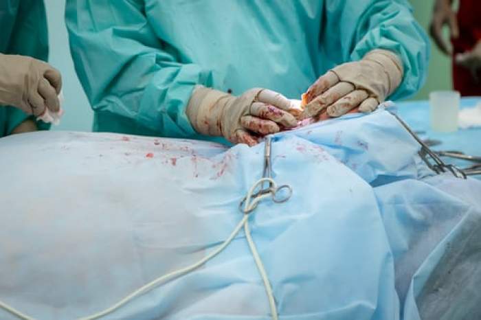 Un craiovean, mort după ce medicii i-au tăiat carotida în loc de amigdale. Familia face acuzații de malpraxis