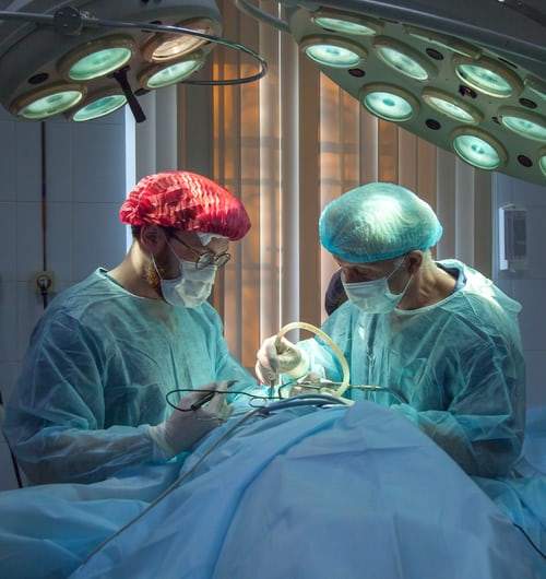 medici în operatie