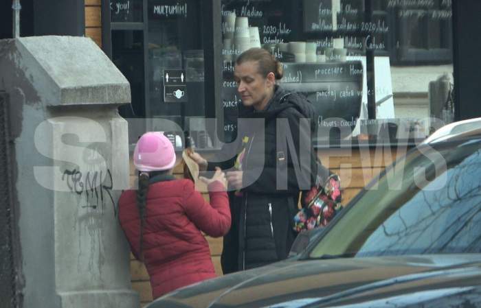 Soția lui Marcel Pavel, surprinsă de paparazzii de la Spynews în timp ce ajută o fetiță sărmană