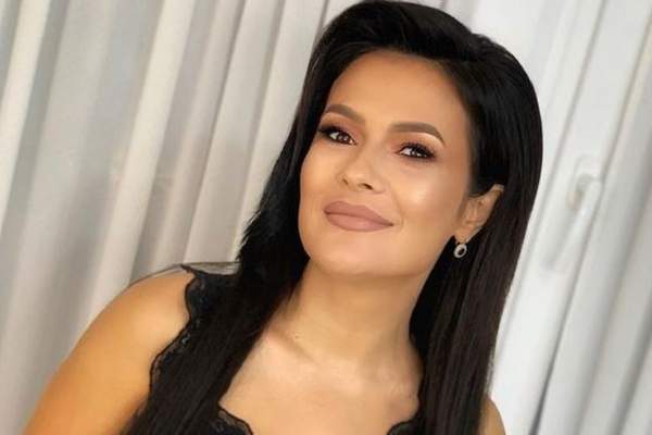 Olguța Berbec a arătat, în sfârșit, chipul fiicei mici pe Internet. Fanii o „certaseră” pentru că refuzase până acum să o facă! / FOTO