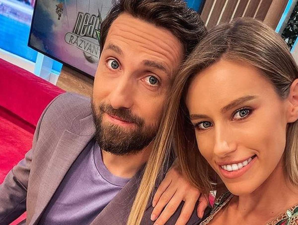 Gabriela Prisăcariu și Dani Oțil își fac un selfie. Ea zâmbește larg, iar el poartă un tricou mov, iar pe deasupra un hanorac lila.