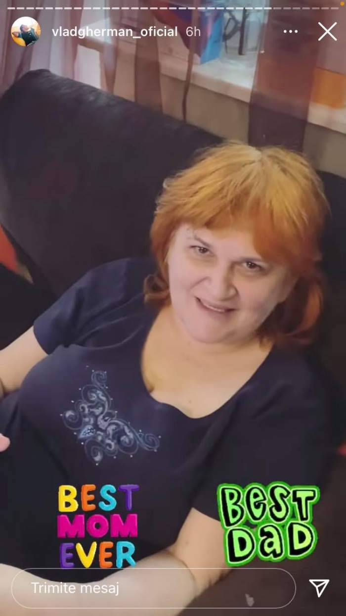Mama lui Vlad Gherman stă pe o canapea neagră. Femeia poartă un tricou bleumarin și zâmbește.
