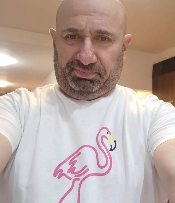 Cătălin Scărlătescu își face un selfie. Chef-ul poartă un tricou alb cu desen cu flamino roz în centru.