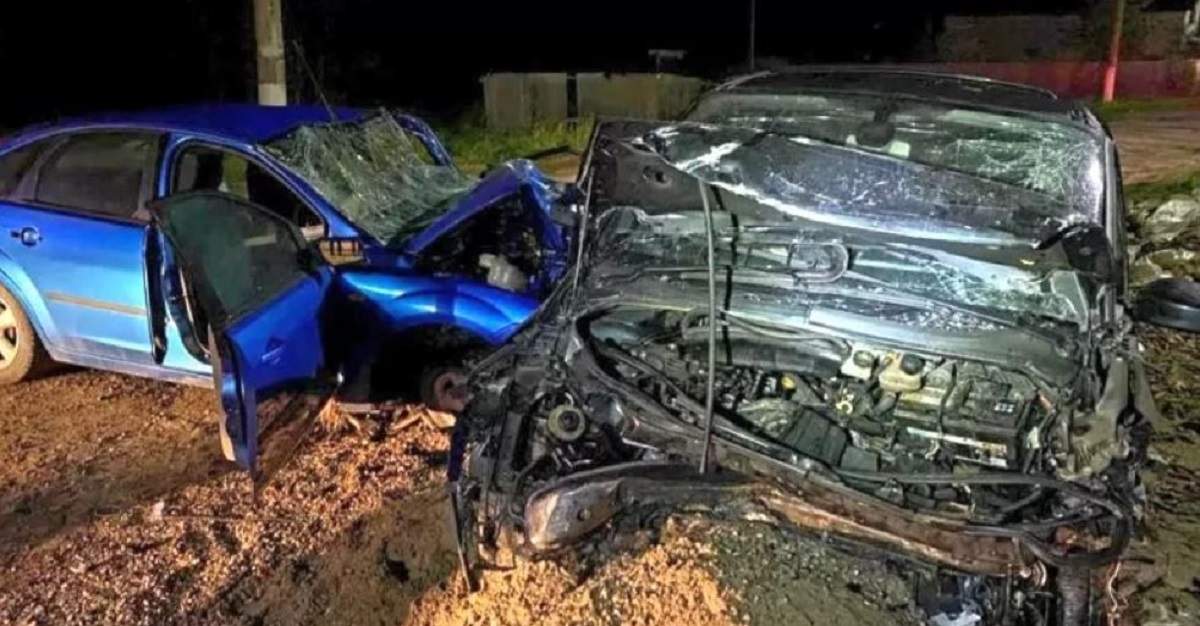 Imagine cu accidentul din Borănești, județul Ialomița. Două mașini sunt puternic avariate, ca un morman de fiare.