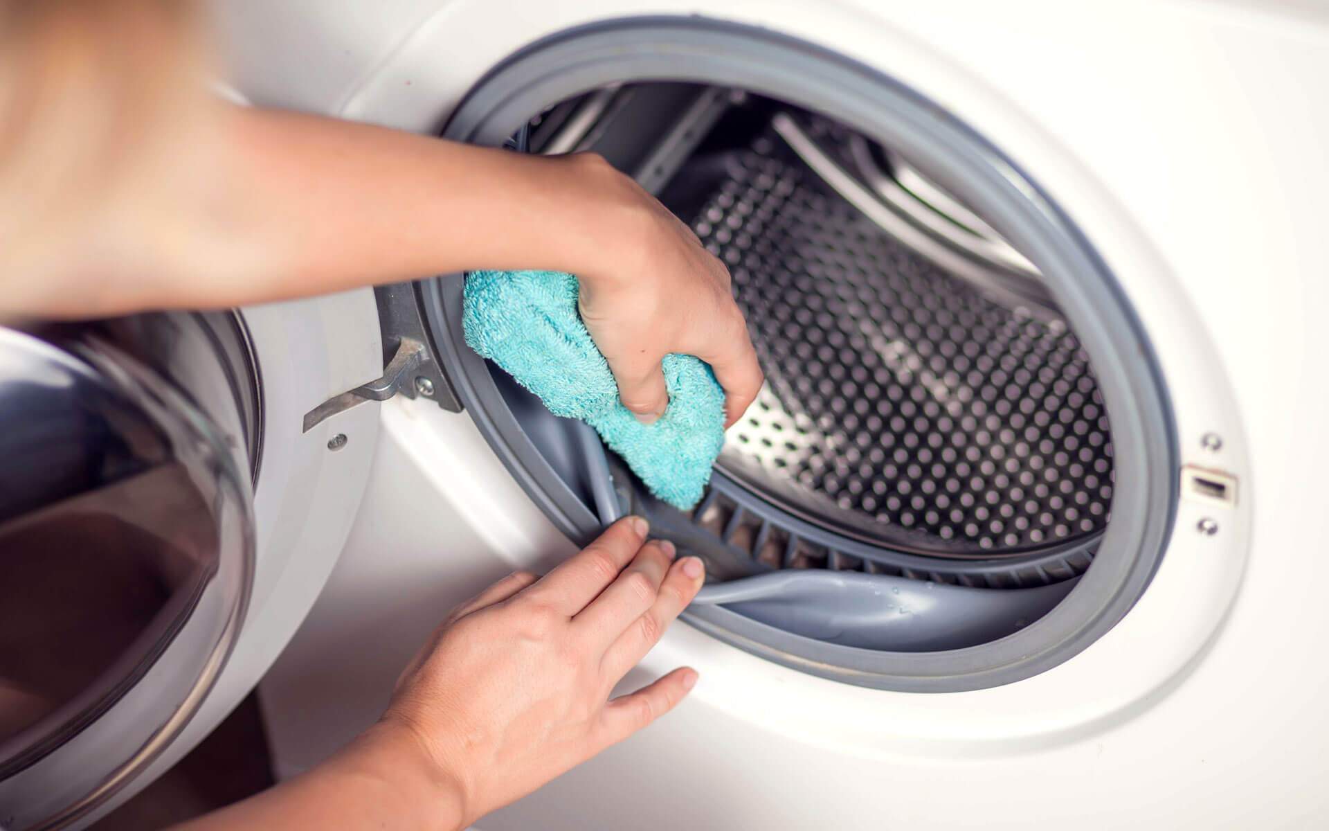 Cum să îți cureți corect mașina de spălat rufe
