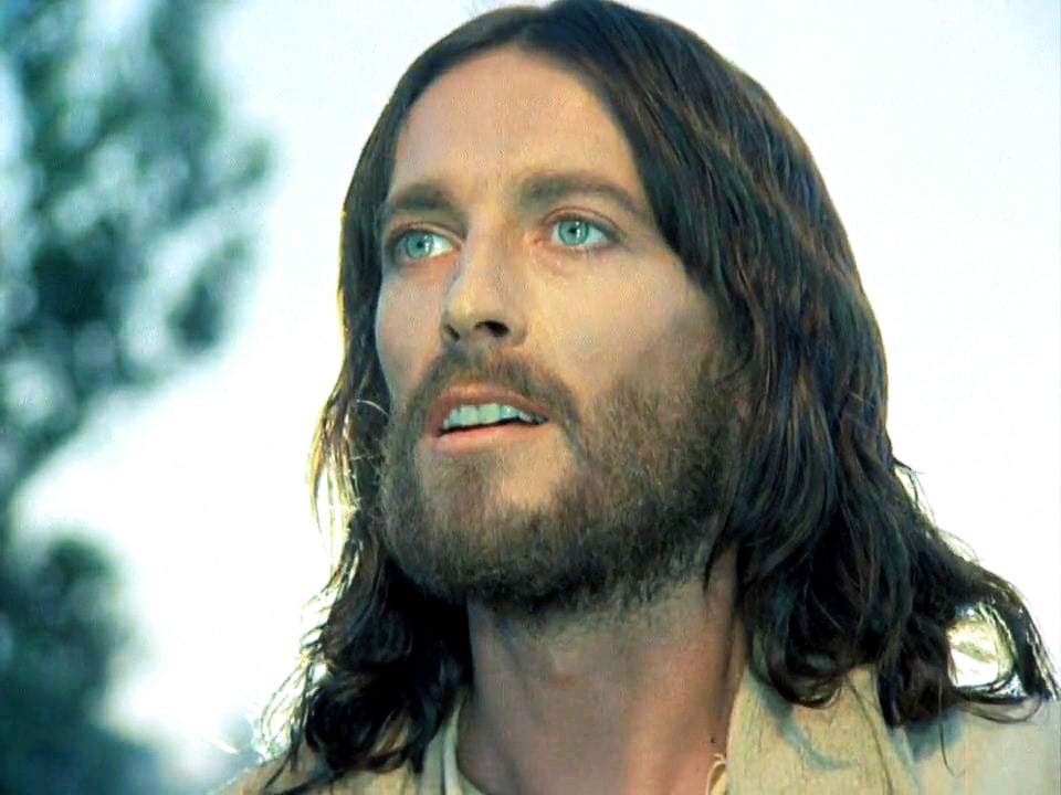 Cum arată acum Robert Powell, actorul care l-a interpretat pe Iisus Hristos. Actorul de 76 de ani ar fi înnebunit după film