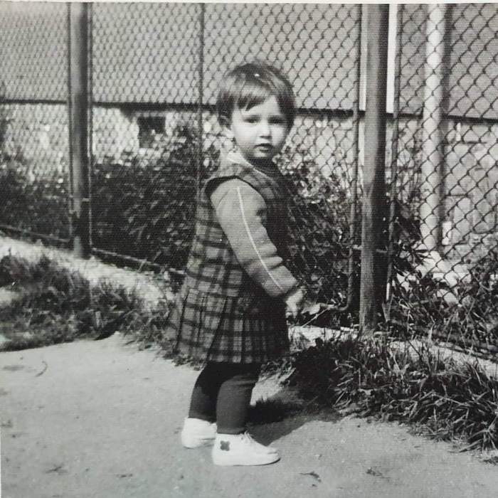 Dana Rogoz în copilărie, fotografie alb-negru