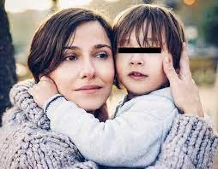Dana Rogoz în brațe cu fiul ei