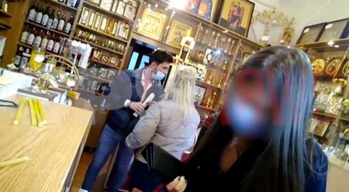 Matteo Politi cu masca pe fata la magazinul cu obiecte bisericesti de la Patriarhie