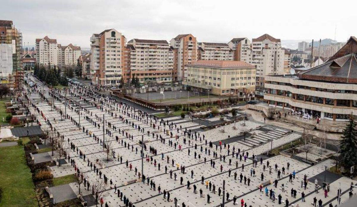 Credincioșii catolici din Miercurea Ciuc, stand in rand la slujba de sfințire a bucatelor, în ziua de Paște