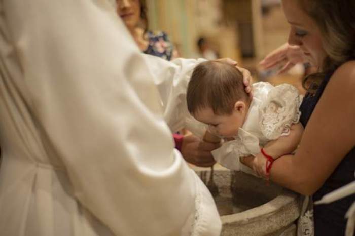 Un copil care e botezat