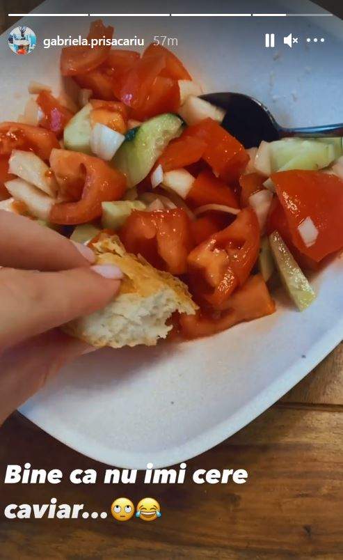 Gabriela Prisăcariu le-a arătat fanilor că mănâncă salată de roșii și castraveți cu ceapă. Vedeta ține în mână o bucată de pâine.