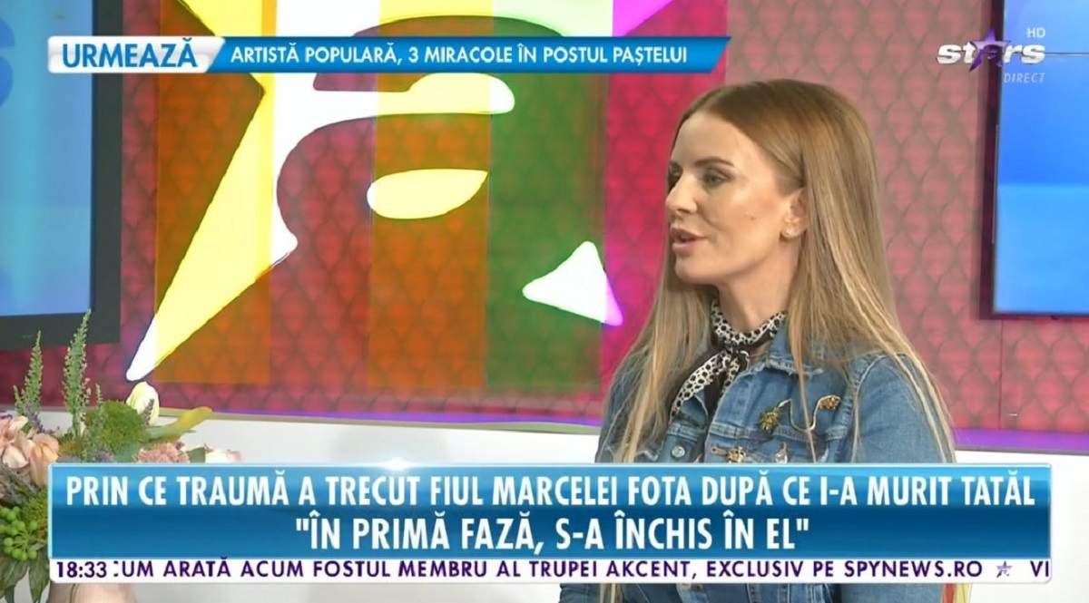Marcela Fota poartă o geacă din denim albastră. Vedeta dă un interviu la Antena Stars.
