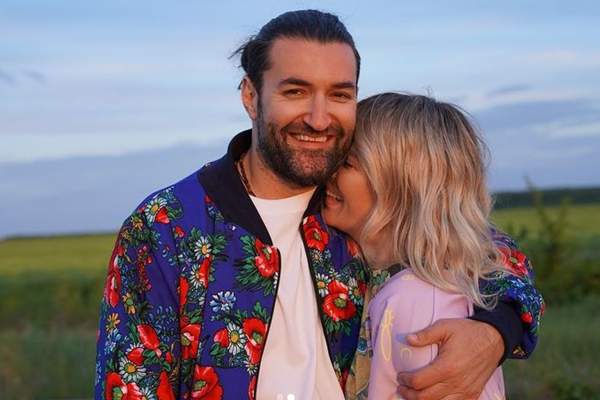 Gina Pistol și Smiley, cea mai romantică fotografie de până acum! Cum s-au lăsat surprinși proaspeții părinți