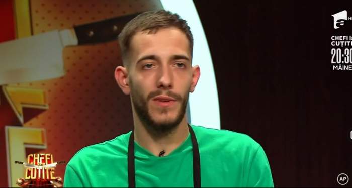 Luca Pintea este la Chefi la cuțite. Concurentul poartă tricou verde și șorț negru.