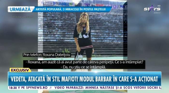 Roxana Dobrițoiu dă un interviu la Antena Stars despre mașina găsită avariată în parcare. Pe fundal e o imagine cu artista îmbrăcată în tricou și colanți scurți negri.