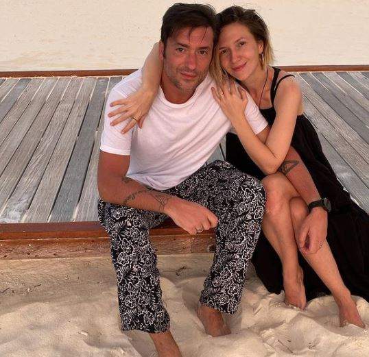 Adela Popescu și Radu Vâlcan în vacanță, îmbrățișați.