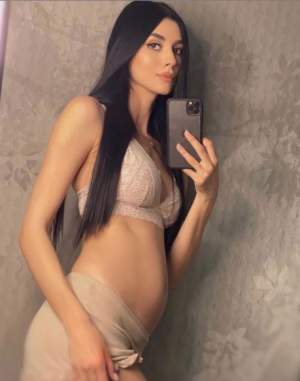 Cristina Ștefan, soția lui Denis Ștefan, prima imagine cu burtica de gravidă. Bruneta este însărcinată în 15 săptămâni 