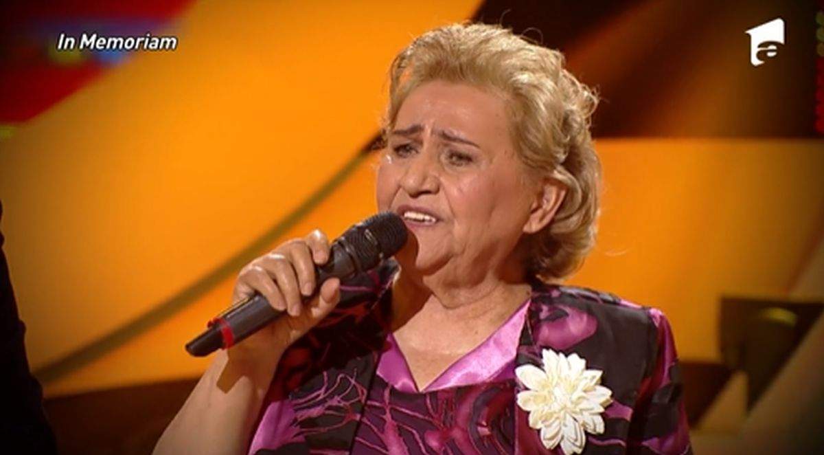 Gabi Luncă, cântă, îmbrăcată în roz