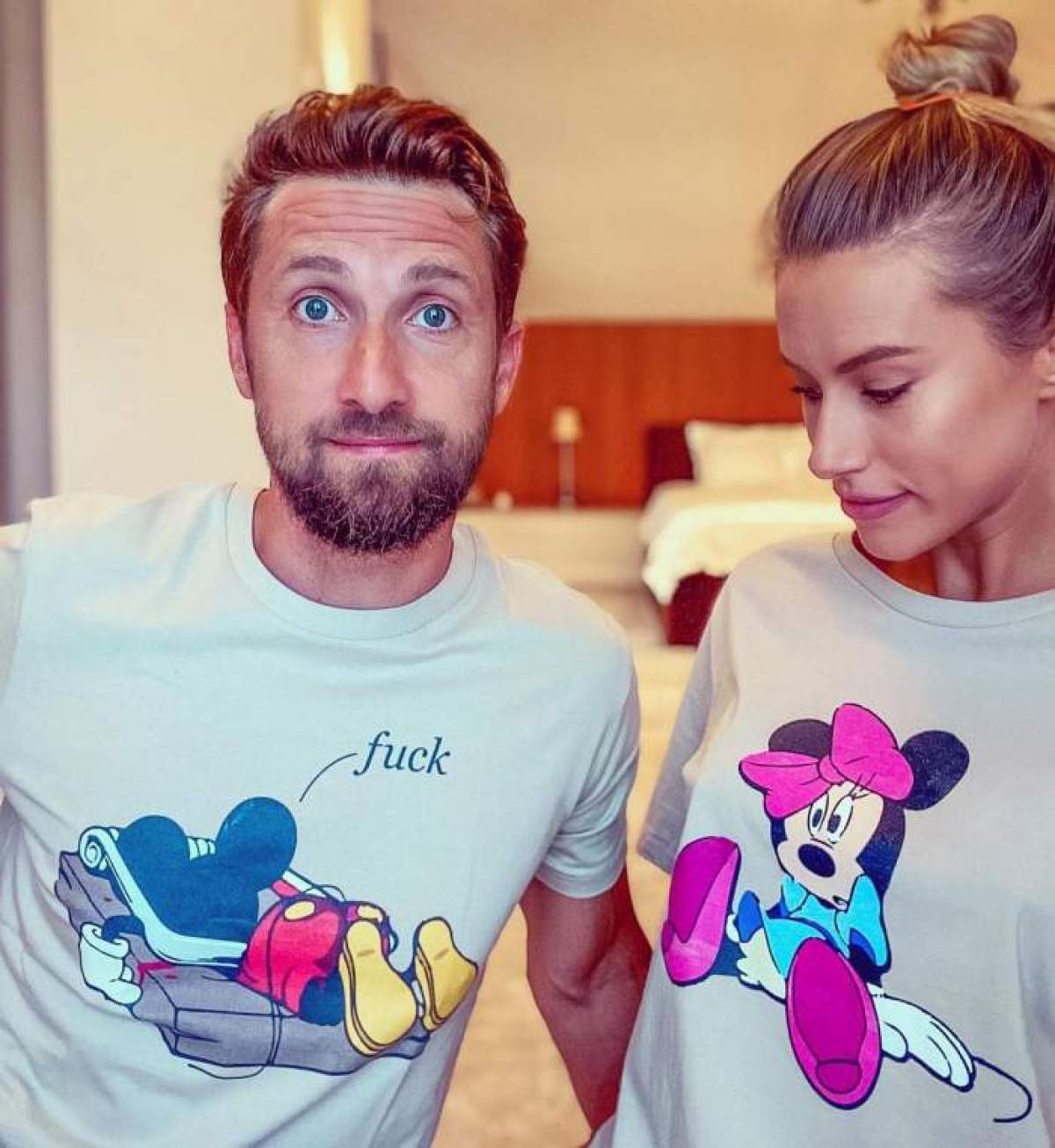 Dani Oțil și Gabriela Prisăcariu îmbrăcați în tricouri cu Minnie și Miky.