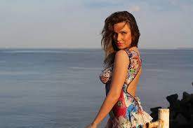 Anna Leskp, în rochie colorată, la malul mării