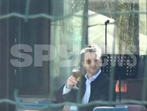 Adrian Sînă uită de lege, după ce a consumat alcool! Cântărețul a băut bere, dar s-a urcat la volan imediat. Imagini exclusive / PAPARAZZI