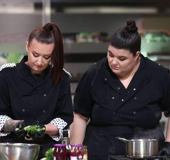 Claudia Radu și Roxana Blenche în bucătăria Chefi la cuțite.