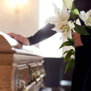 Biserica cere schimbarea regulilor la înmormântările pacienților decedați de COVID. ”A devenit imperios necesară”