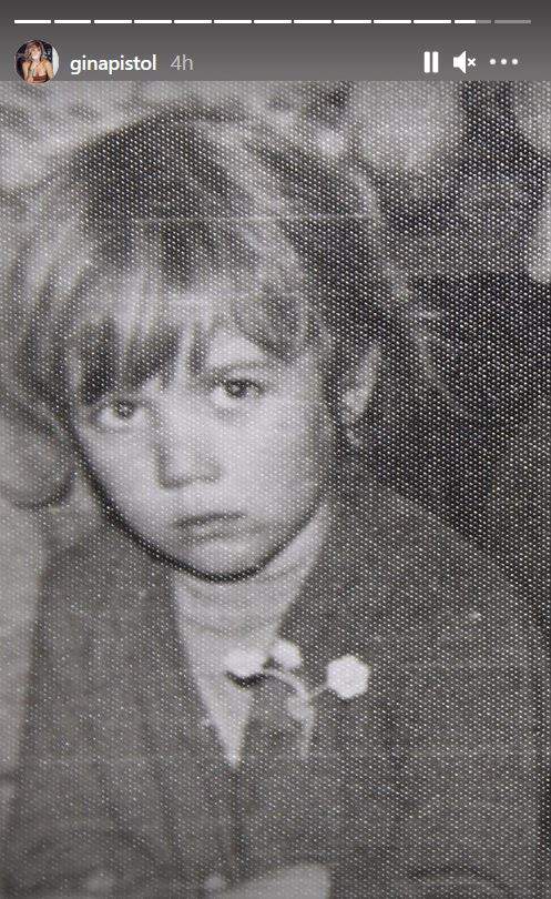 O poză alb-negru cu Gina Pistol din copilărie. Vedeta purta floricele în piept.
