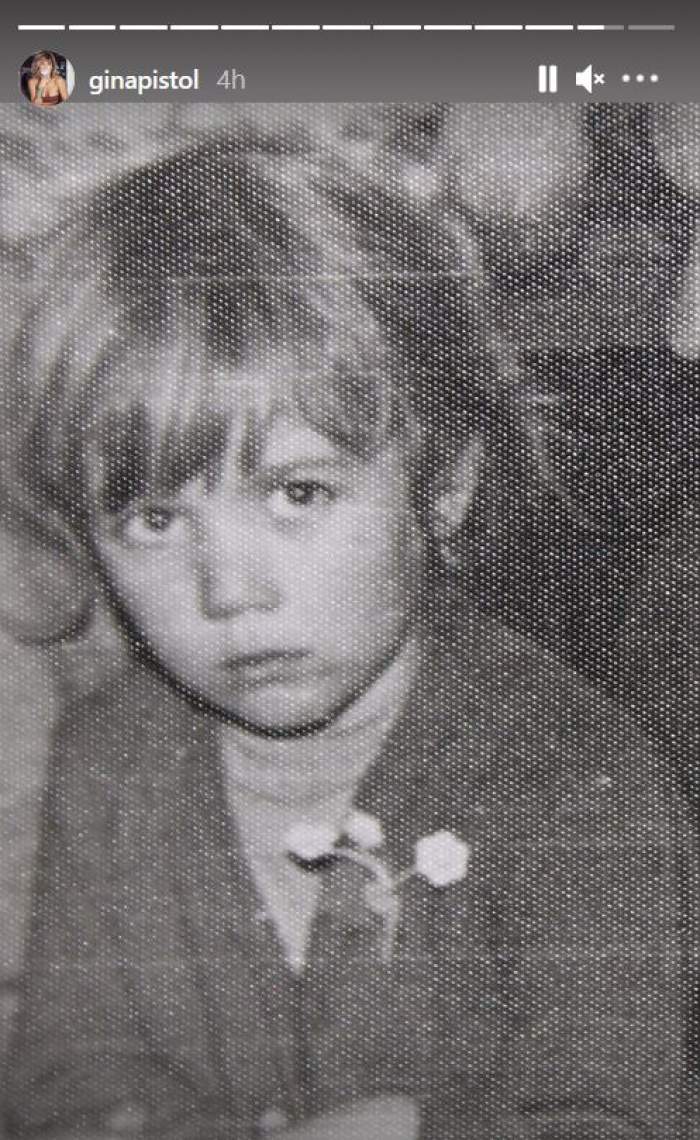 O poză alb-negru cu Gina Pistol din copilărie. Vedeta purta floricele în piept.