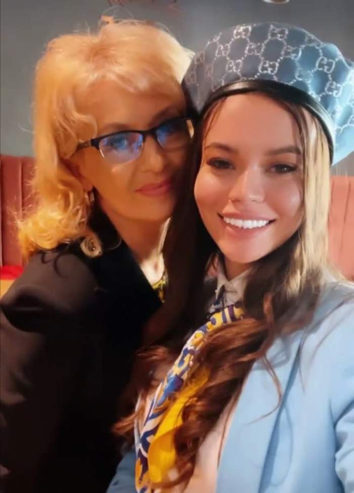 Denisa Hodișan și mama sa împreună și zâmbitoare